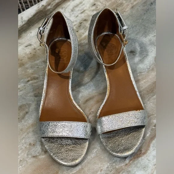 Women’s TORY BURCH Savannah cracked silver wedge sandals- Size 7 - Picture 3 of 9